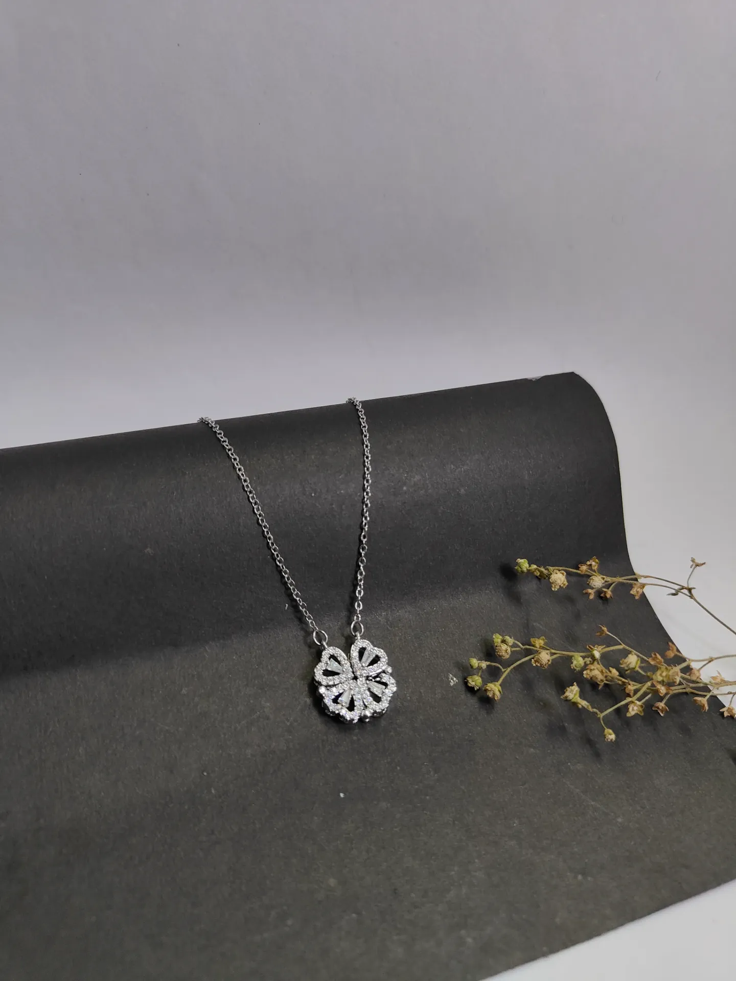 Simple light luxury necklace convert flower to four heart