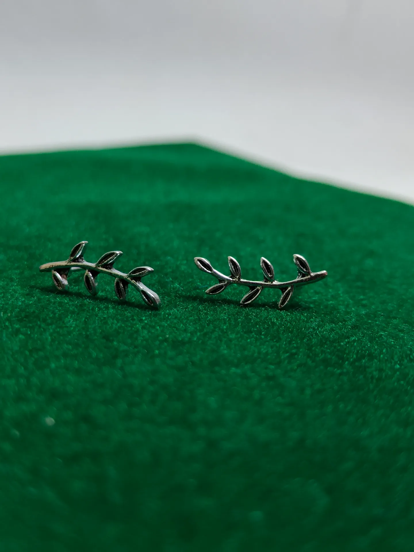 Leaf design studs earrings
